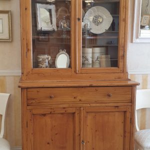 Credenza con alzata a vetrina toscana antica fine '800 in legno di larice naturale. Mobili antichi Siena e Firenze .