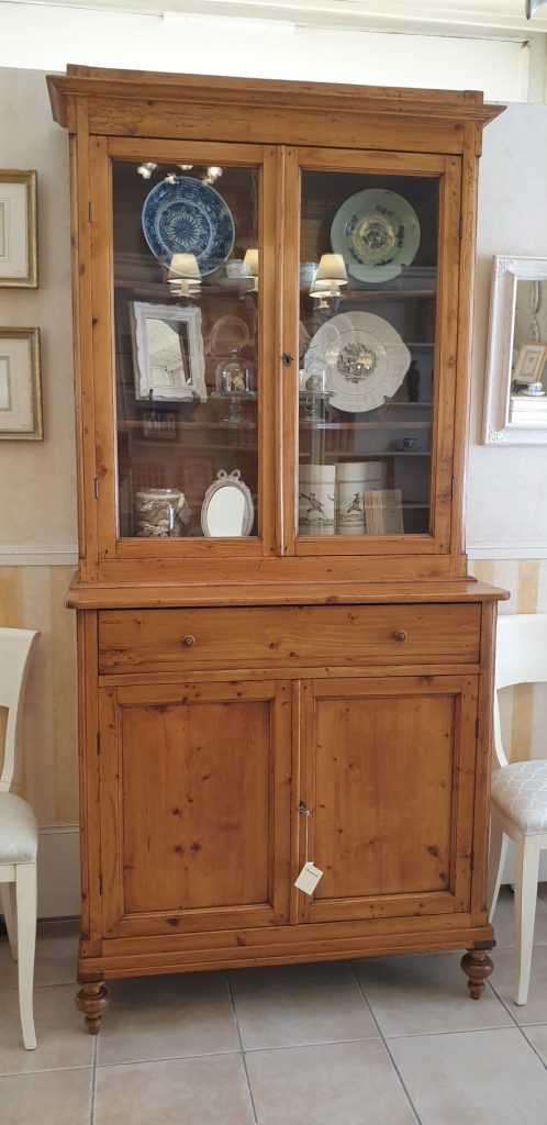 Credenza con alzata a vetrina toscana antica fine '800 in legno di larice naturale. Mobili antichi Siena e Firenze .