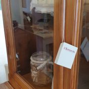 Credenza con alzata a vetrina toscana antica fine '800 in legno di larice naturale. Serrature ante a vetro. Mobili antichi Siena e Firenze