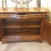 Credenza antica Cappuccina in legno e radica di noce massello a due ante e tre cassetti. Aperta. Mobili antichi Siena e Firenze