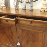 Credenza antica Cappuccina in legno e radica di noce massello a due ante e tre cassetti. I cassetti. Mobili antichi Siena e Firenze