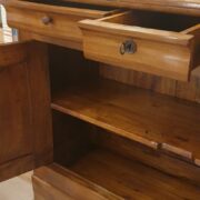 Credenza antica Cappuccina in legno e radica di noce massello a due ante e tre cassetti. Interni. Mobili antichi Siena e Firenze