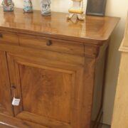 Credenza antica Cappuccina in legno e radica di noce massello a due ante e tre cassetti. Particolare angolare. Mobili antichi Siena e Firenze