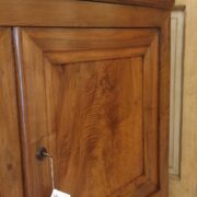 Credenza antica Cappuccina in legno e radica di noce massello a due ante e tre cassetti. Particolare anta. Mobili antichi Siena e Firenze