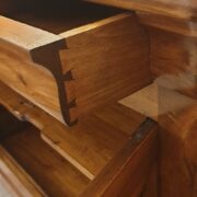 Credenza antica Cappuccina in legno e radica di noce massello a due ante e tre cassetti. Particolare coda di rondine. Mobili antichi Siena e Firenze