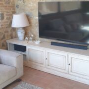 Porta TV a misura in legno di ciliegio laccato anticato a mano. Arredamento classico contemporaneo su misura Siena e Firenze (1)