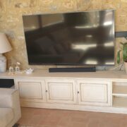 Porta TV a misura in legno di ciliegio laccato anticato a mano. Arredamento classico contemporaneo su misura Siena e Firenze (2)