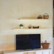 Porta TV a misura in legno di ciliegio laccato anticato a mano. Arredamento classico su misura Siena e Firenze (1)
