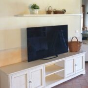 Porta TV a misura in legno di ciliegio laccato anticato a mano. Arredamento classico su misura Siena e Firenze (4)