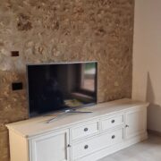 Porta TV a misura in legno di ciliegio laccato anticatoa mano. Arredamento clòassicocontemporaneo a misura Siena e Firenze (1)