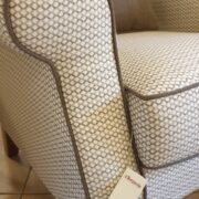 Coppia di poltrone modello Fresia sfoderabili. Particolare bracciolo. Arredamento classico contemporaneo Siena e Firenze