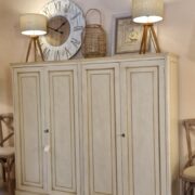 Credenza Stipo Armadio in legno di ciliegio a quattro ante laccata a mano. di fronte. Arredamento classico contemporaneo Siena e Firenze