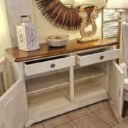 Credenza in legno di tiglio massello bicolore in bianco toscano anticato con piano mielato anticato. Aperta. Arredamento classico contemporaneo Siena e Firenze