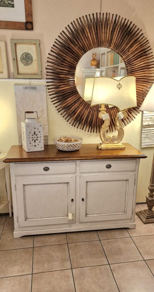 Credenza in legno di tiglio massello bicolore in bianco toscano anticato con piano mielato anticato. Arredamento classico contemporaneo Siena e Firenze