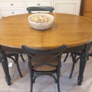 Tavolo ovale con basamento laccato nero consumato e piano in ciliegio mielato. Arredamento classico contemporaneo Siena e Firenze (2)
