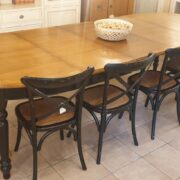 Tavolo ovale con basamento laccato nero consumato e piano in ciliegio mielato. Arredamento classico contemporaneo Siena e Firenze (7)