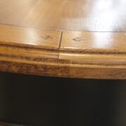 Tavolo ovale con basamento laccato nero consumato e piano in ciliegio mielato. Particolare piano. Arredamento classico contemporaneo Siena e Firenze