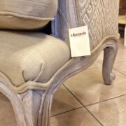 Coppia di poltrone bergère in legno di rovere massello sbiancato con imbottito color ecrù. Arredamento classico contemporaneo Siena e Firenze (3)