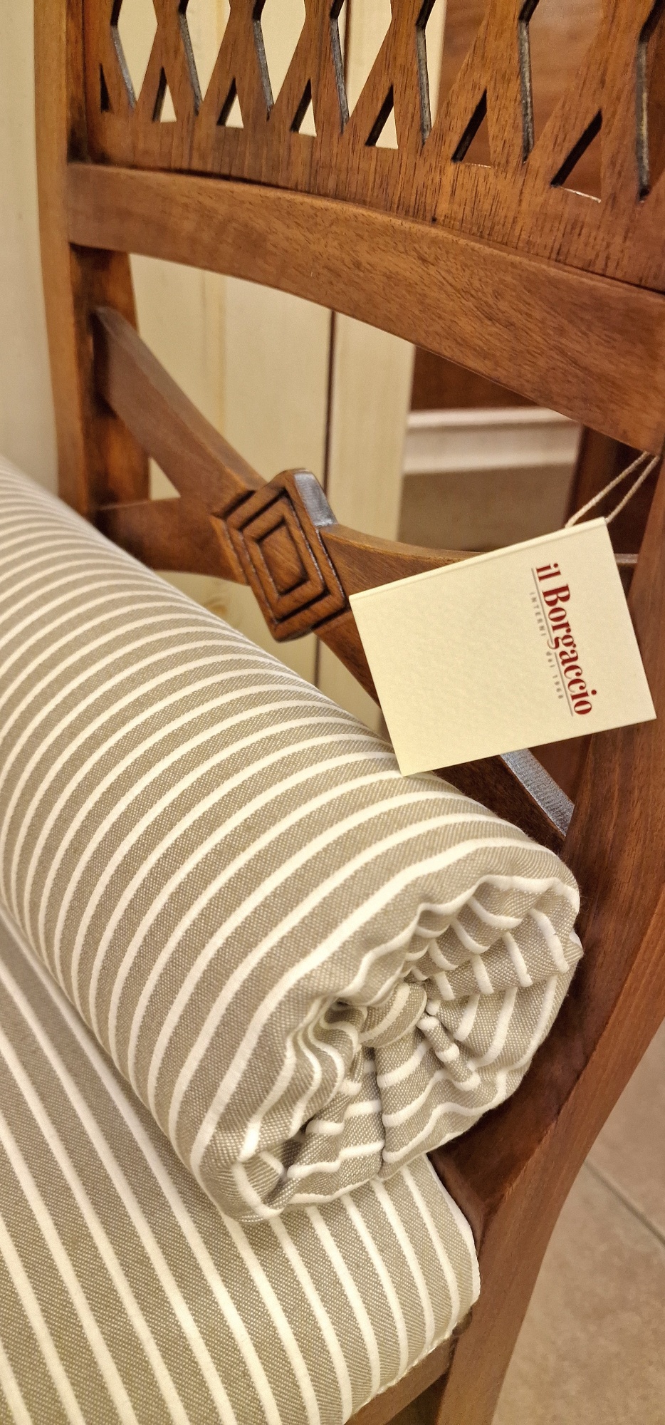 Panchetto fondo letto in legno di noce con braccioli intagliati con decorazione geometrica e seduta imbottita. Arredamento classico contemporaneo Siena e Firenze 1