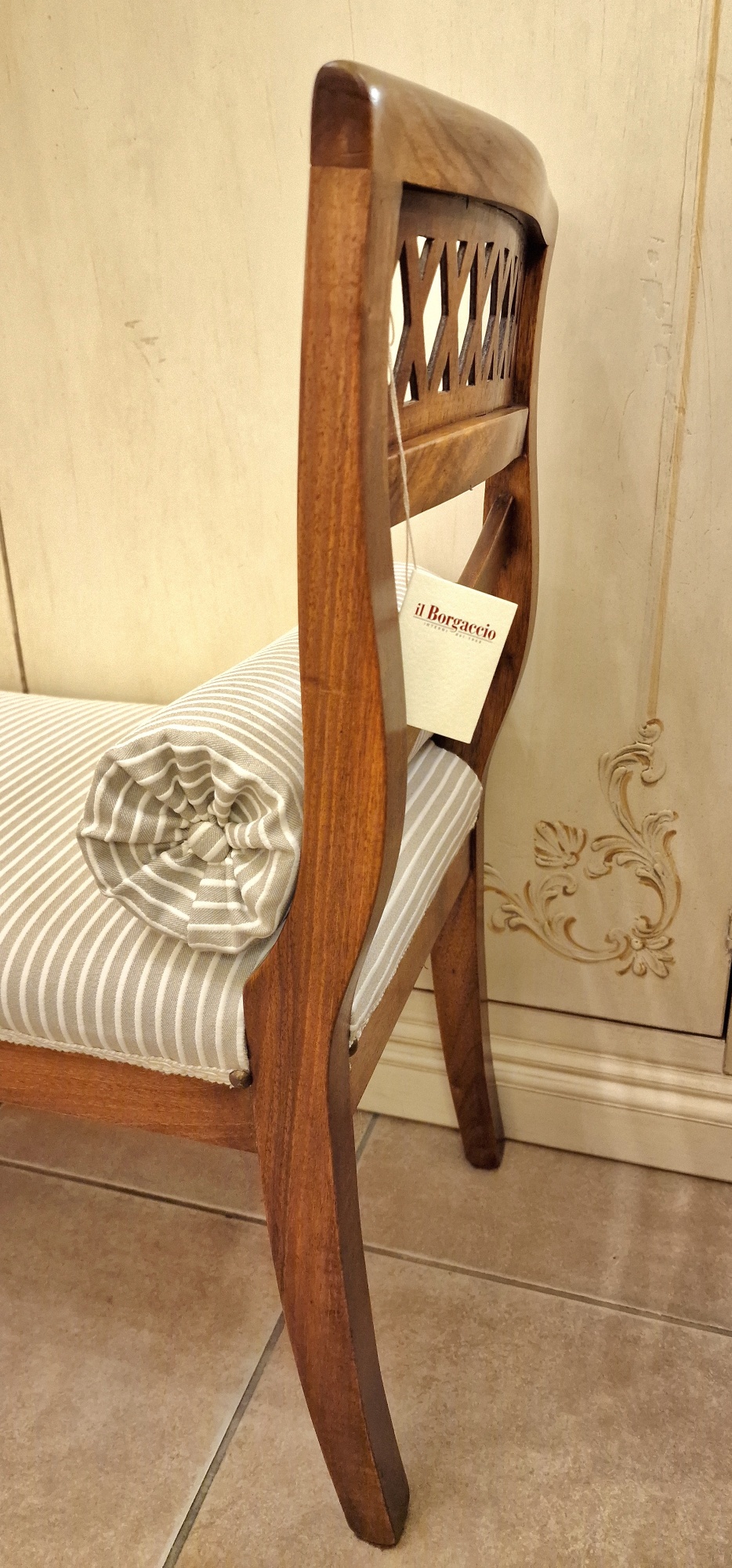 Panchetto fondo letto in legno di noce con braccioli intagliati con decorazione geometrica e seduta imbottita. Arredamento classico contemporaneo Siena e Firenze 2