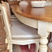 Tavolo ovale allungabile con basamento laccato anticato con piano di ciliegio spazzolato. Arredamento classico contemporaneo su misura Siena e Firenze (12)