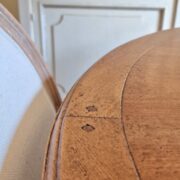 Tavolo ovale allungabile con basamento laccato anticato con piano di ciliegio spazzolato. Arredamento classico contemporaneo su misura Siena e Firenze (6)