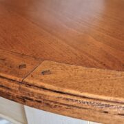 Tavolo ovale allungabile con basamento laccato anticato con piano di ciliegio spazzolato. Il piano. Arredamento classico contemporaneo su misura Siena e Firenze