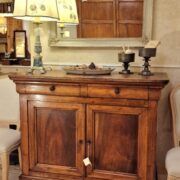 Credenza in legno di noce massello antica Luigi Filippo Cappuccina metà '800. Di fronte. Mobili antichi Siena e Firenze.