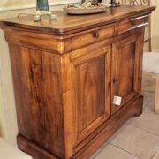 Credenza in legno di noce massello antica Luigi Filippo Cappuccina metà '800. Di lato. Mobili antichi Siena e Firenze.