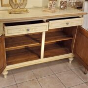 Credenza in legno di tiglio a due ante e due cassetti laccata a mano anticata con decori. Aperta. Arredamento classico contemporaneo Siena e Firenze