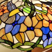 Lampada Tiffany Colibrì con base in fusione brunita. Arredamento classico contemporaneo Siena e Firenze (2)
