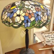 Lampada Tiffany Colibrì con base in fusione brunita. Arredamento classico contemporaneo Siena e Firenze (4)