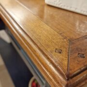 Consolle in legno di ciliegio bicolore con piano in ciliegio spazzolato e base laccata nero anticato. Il piano. Arredamento classico contemporaneo Siena e Firenze