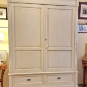 Armadio Toscano antico in legno di cipresso laccato della seconda metà 800. Di fronte. Mobili antichi Siena e Firenze
