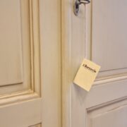 Armadio Toscano antico in legno di cipresso laccato della seconda metà 800. Le ante. Mobili antichi Siena e Firenze