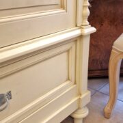 Armadio Toscano antico in legno di cipresso laccato della seconda metà 800. Particolare cassetto. Mobili antichi Siena e Firenze