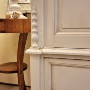 Armadio Toscano antico in legno di cipresso laccato della seconda metà 800. Particolare lavorazione laterale. Mobili antichi Siena e Firenze