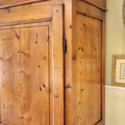 Armadio Toscano antico in legno di abete metà '800 due ante e due cassetti. Mobili antichi Siena e Firenze (2)