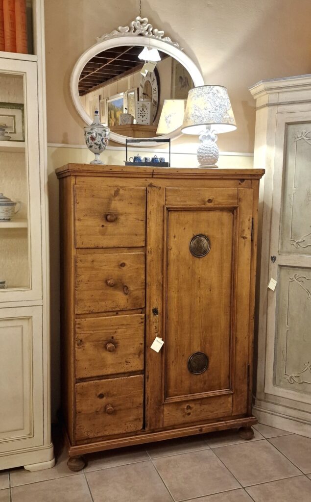 Dispensa credenza in legno di abete antica fine '800 a quattro cassetti ed un'anta. Mobili antichi Siena e Firenze