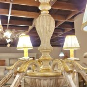 Lampadario in legno intagliato laccato bianco e foglia oro a sei luci. Arredamento classico contemporaneo Siena e Firenze (3)
