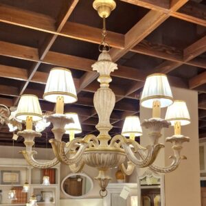 Lampadario in legno intagliato laccato bianco e foglia oro a sei luci. Arredamento classico contemporaneo Siena e Firenze