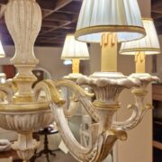Lampadario in legno intagliato laccato bianco e foglia oro a sei luci. Arredamento classico contemporaneo Siena e Firenze (4)