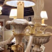 Lampadario in legno intagliato laccato bianco e foglia oro a sei luci. Arredamento classico contemporaneo Siena e Firenze (5)