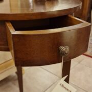 Tavolino rotondo in legno noce intarsiato in stile Luigi XVI. Arredamento classico contemporaneo Siena e Firenze (5)