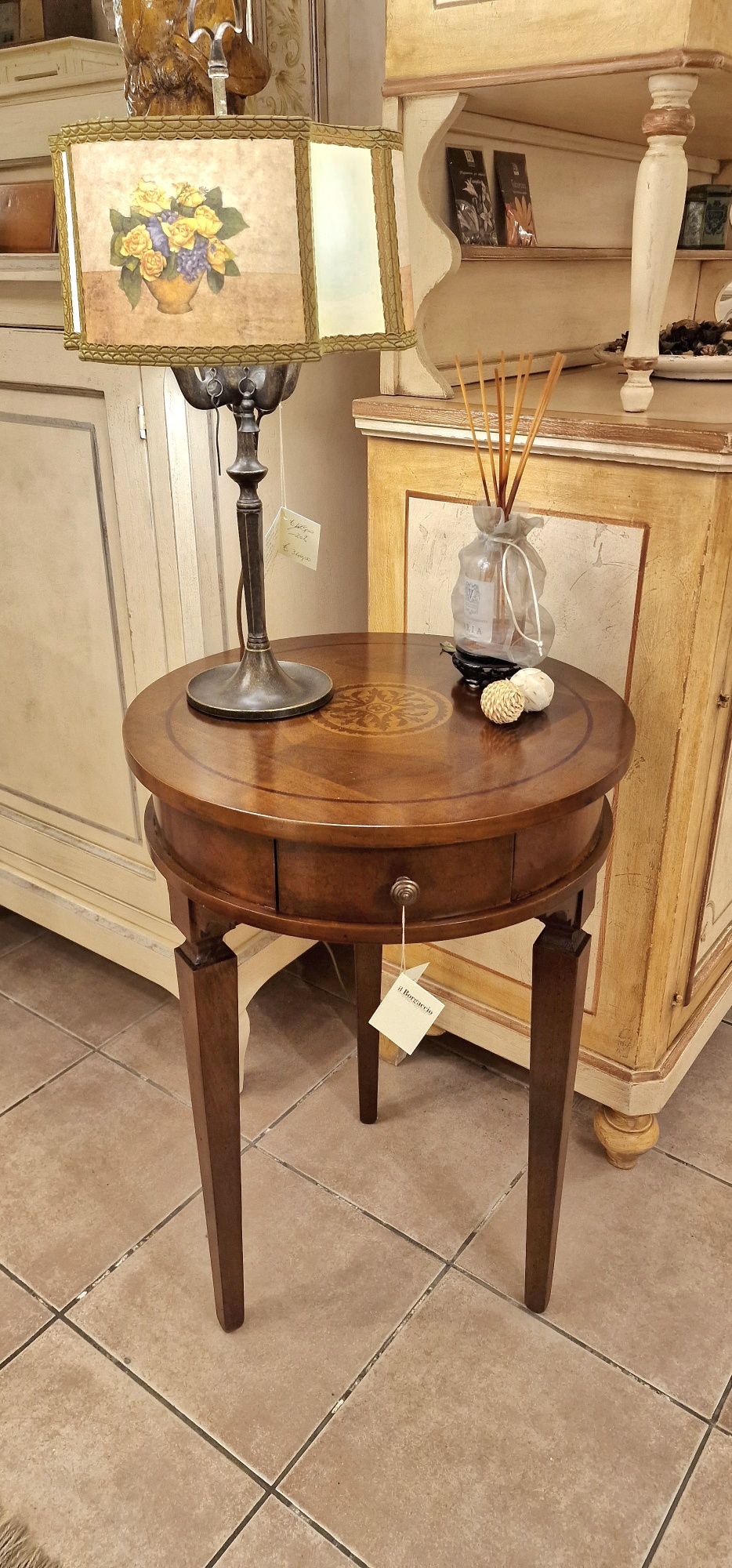 Arredamento Contemporaneo Mobili Country Su Misura Siena – Firenze » Tavolino  rotondo in legno di noce intarsiato in stile Luigi XVI.