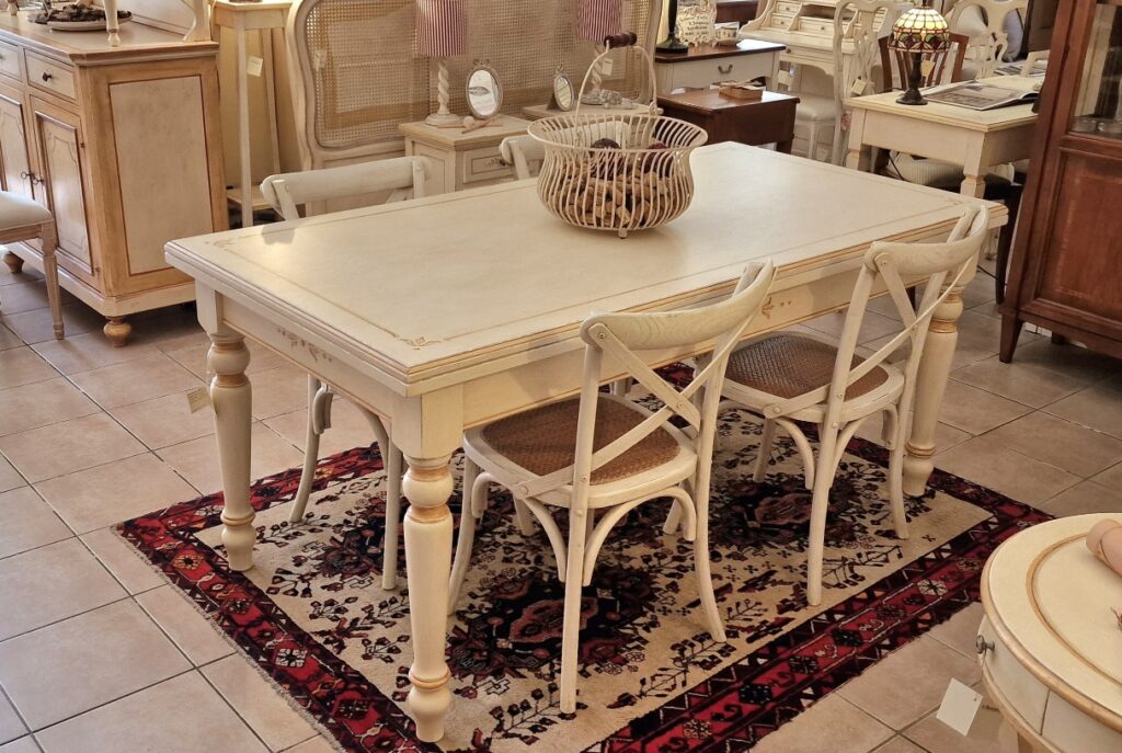 Tavolo rettangolare laccato a mano anticato con decori e gamba tornita. Arredamento classico contemporaneo Siena e Firenze.