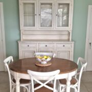 Credenza con alzata a vetrina 3 ante laccata a mano in bianco toscano e foglia argento. Arredamento classico contemporaneo Siena e Firenze.