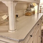 Credenza con alzata a vetrina 3 ante laccata anticata a mano in bianco toscano e foglia argento. Arreedamento classico contemporaneo Siena e Firenze (10)