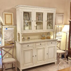 Credenza con alzata a vetrina 3 ante laccata anticata a mano in bianco toscano e foglia argento. Arreedamento classico contemporaneo Siena e Firenze.