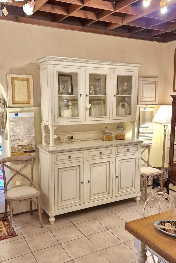 Credenza con alzata a vetrina 3 ante laccata anticata a mano in bianco toscano e foglia argento. Arreedamento classico contemporaneo Siena e Firenze.